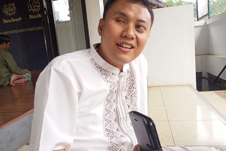 Meski memiliki keterbatasan, Edi Suwanto (30) seorang penyandang tunanetra mampu menjadi instruktur Teknik Informatika dan Meraih banyak kejuaraan.