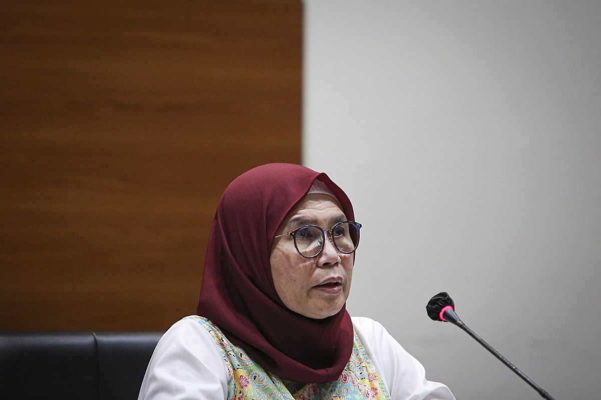 Wakil Ketua KPK Lili Pintauli Siregar menyampaikan keterangan pers terkait Operasi Tangkap Tangan (OTT) KPK di Kuantan Singingi di gedung KPK, Jakarta, Selasa (19/10/2021). KPK menetapkan dua orang tersangka dalam OTT tersebut yakni Bupati Kuantan Singingi periode 2021-2026 Andi Putra dan General Manager PT Adimulia Agrolestari Sudarso terkait kasus dugaan tindak pidana korupsi perpanjangan izin Hak Guna Usaha (HGU) sawit di Kabupaten Kuantan Singingi Provinsi Riau. ANTARA FOTO/Dhemas Reviyanto/rwa.