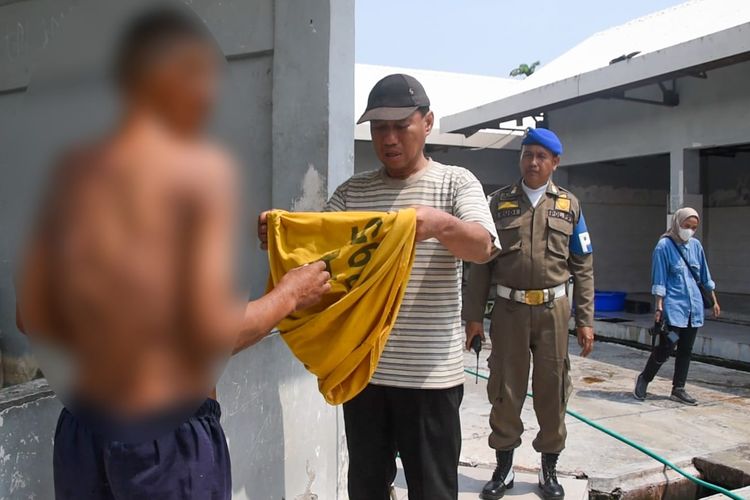 Pengemis paksa minta uang (bertopi), saat merawat ODGJ di Liponsos Keputih, Minggu (26/11/2023).