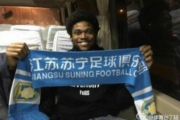 Luiz Adriano dengan syal Jiangsu Suning. 