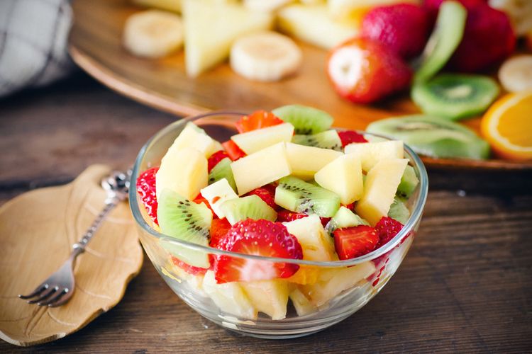 Ilustrasi salad buah sehat untuk diet tanpa produk susu