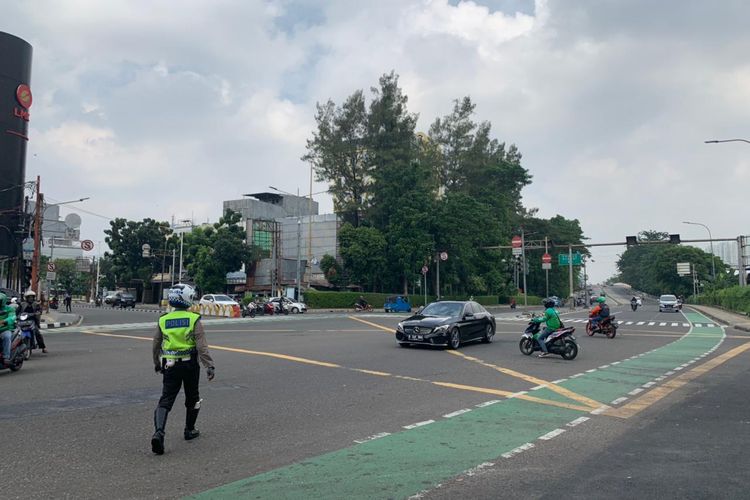 Suasana pelaksanaan hari kedua ganjil genap di Jalan Balikpapan, Gambir, Jakarta Pusat, Selasa (7/6/2022), polisi masih memberikan teguran bagi pengendara yang melanggar aturan ganjil genap.