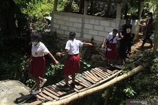 Akses Jalan Ditutup Pemilik Lahan, Pelajar di Kupang Terpaksa Tempuh Jalur Berbahaya