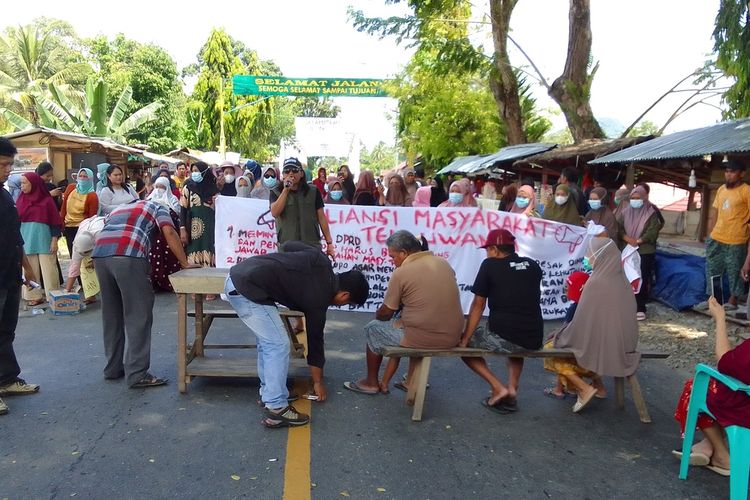 Warga Telluwanua Kota Palopo, Sulawesi Selatan memblokade jalan trans Sulawesi di Kelurahan Jaya, Kecamatan Telluwanua, Kota Palopo, Sulawesi Selatan, Senin (24/10/2022)
