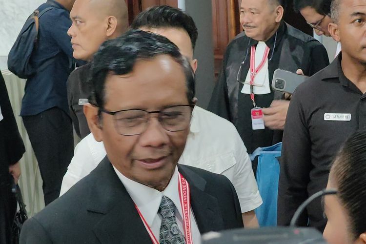 Calon wakil presiden nomor urut 3 Mahfud MD ditemui di Gedung Mahkamah Konstitusi (MK), Jakarta, Rabu (27/3/2024) usai mengikuti sidang sengketa Pilpres 2024.