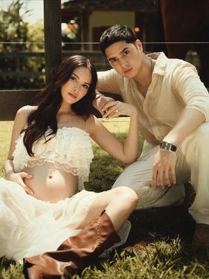 Alyssa Daguise tampil anggun saat maternity shoot dengan top renda Ronny Kobo & rok maxi Lovers & Friends. Intip detailnya.