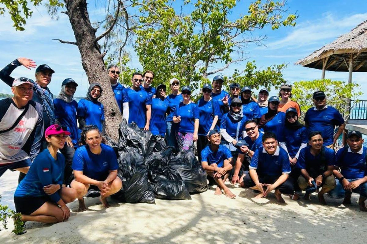 European Investment Bank (EIB Global) bersama sejumlah mitra Uni Eropa dan komunitas lokal menggelar aksi pembersihan sampah laut serta restorasi terumbu karang di Kepulauan Seribu