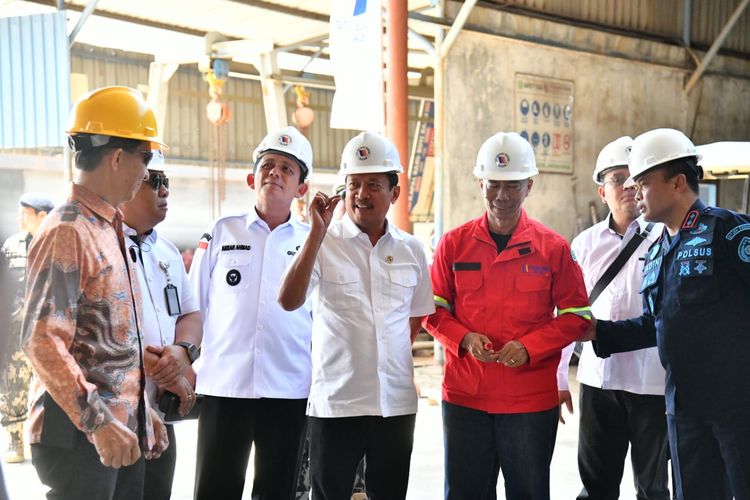 Menteri Kelautan dan Perikanan RI, Sakti Wahyu Trenggono meninjau langsung progres pembangunan Kapal Pengawas Perikanan di yang berada di kawasan Tanjung Uncang, Batam. Kapal ini bertujuan untuk perkuat armada pengawasan perikanan di Laut Natuna Utara, yakni Zona 1.