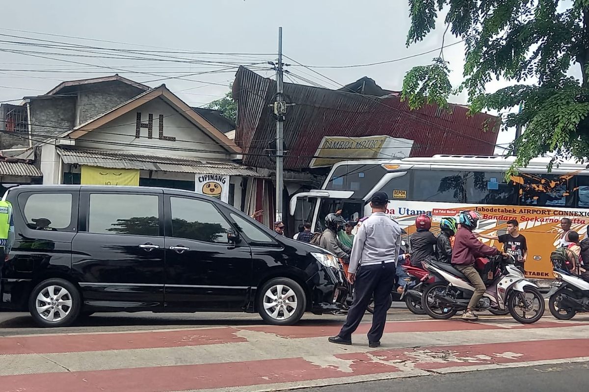 Satu unit bus yang menabrak sebuah showroom mobil di Jalan I Gusti Ngurah Rai, Klender, Jakarta Timur, Rabu (2/11/2022). Kasat Lantas Polres Jakarta Timur AKBP Edy Surasa mengatakan, kecelakaan itu terjadi akibat sopir bus yang tak dapat mengendalikan kendaraannya ketika oleng.