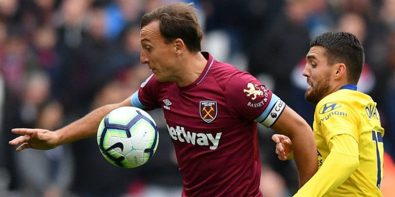 Kapten West ham United, Mark Noble, dalam partai kontra Chelsea di London Stadium, Minggu (23/9/2018)