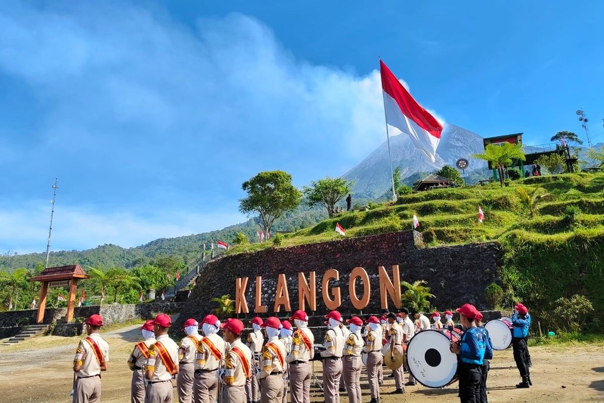 Upacara bendera di Kawasan Wisata Bukit Klangon, Kalurahan Glagaharjo, Kapanewon Cangkringan, Kabupaten Sleman pada Jumat (16/08/2024) pagi. Upacara ini digelar untuk menyongsong peringatan Hari Ulang Tahun (HUT) ke-79 Republik Indonesia.