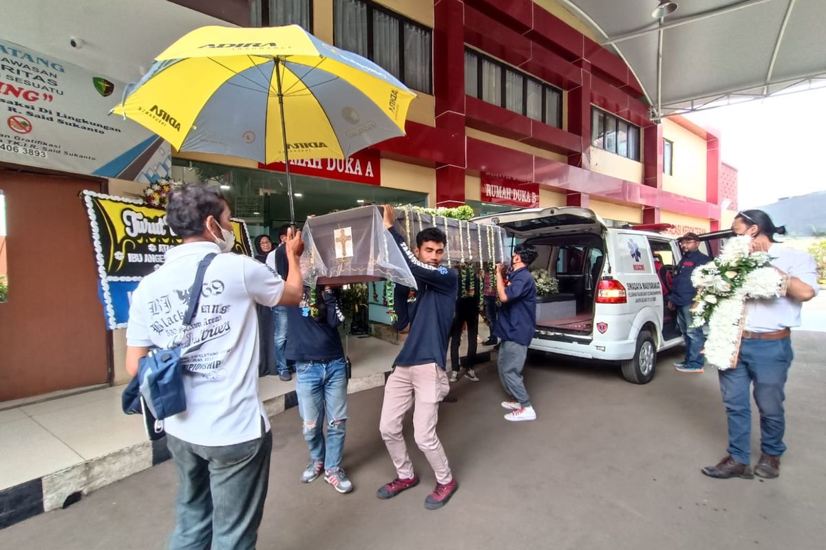 Jenazah korban mutilasi di Bekasi, Angela Hindriati Wahyuningsih (54), hendak dimakamkan di TPU Kampung Kandang, Jagakarsa, Jakarta Selatan, Kamis (12/1/2023).