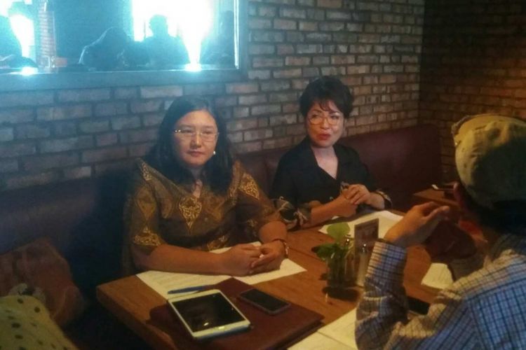 Juru bicara RS Mitra Keluarga dr. Nurvantina Pandina dan Catharina Widyasrini dalam konferensi pers di Jakarta Pusat, Jumat (22/9/2017).