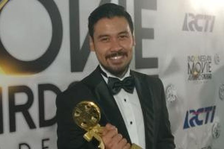 Artis peran Chico Jericho berpose usai menerima penghargaan Pemeran Utama Pria Terbaik dan Pemeran Utama Pria Terfavorit versi Indonesian Movie Award, yang diadakan di Balai Sarbini, Jakarta Selatan, Senin (18/5/2015) malam.