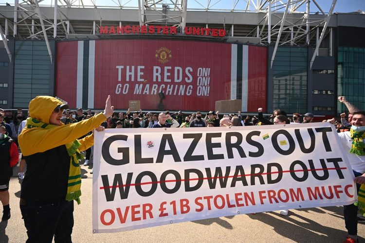 Ratusan suporter Manchester United melakukan aksi protes yang dilayangkan kepada keluarga Glazer di luar Stadion Old Trafford, Sabtu (24//4/2021). Terkini, Sir Jim Ratcliffe dan Sheikh Jassim bin Hamad Al Thani asal Qatar telah melayangkan penawaran resmi untuk membeli Manchester United.