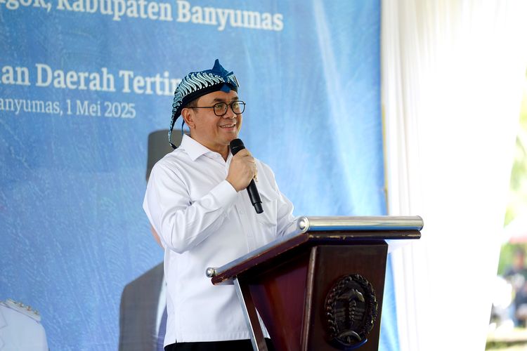 Mendag Budi Santoso saat melepas ekspor perdana gula kelapa ke Hungaria di Desa Langgongsari, Kecamatan Banyumas, Kamis (1/5/2025).   