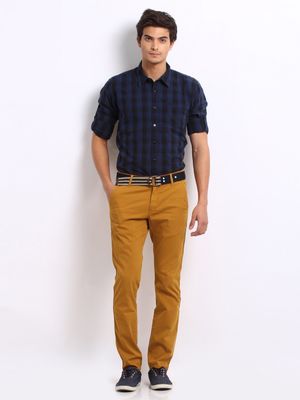 Ilustasi penggunaan celana berwarna oleh pria.