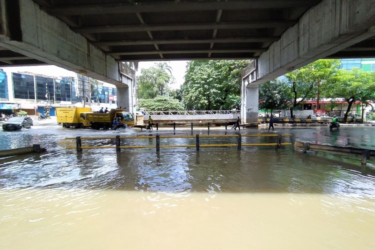 Banjir yang terjadi di Jalan Underpass Taman Cibodas, Kota Tangerang, Banten terjadi karena luapan Kali Sabi dan curah hujan tinggi, Jumat (29/1/2021) siang.