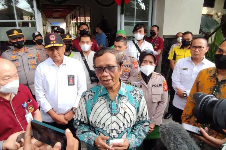 Menteri Koordinator Bidang Politik, Hukum, dan Keamanan (Menkopolhukam) Mahfud MD saat memberikan keterangan kepada wartawan usai menjenguk korban luka bom bunuh diri di Rumah Sakit Immanuel, Kota Bandung, Jawa Barat, Rabu (7/12/2022).