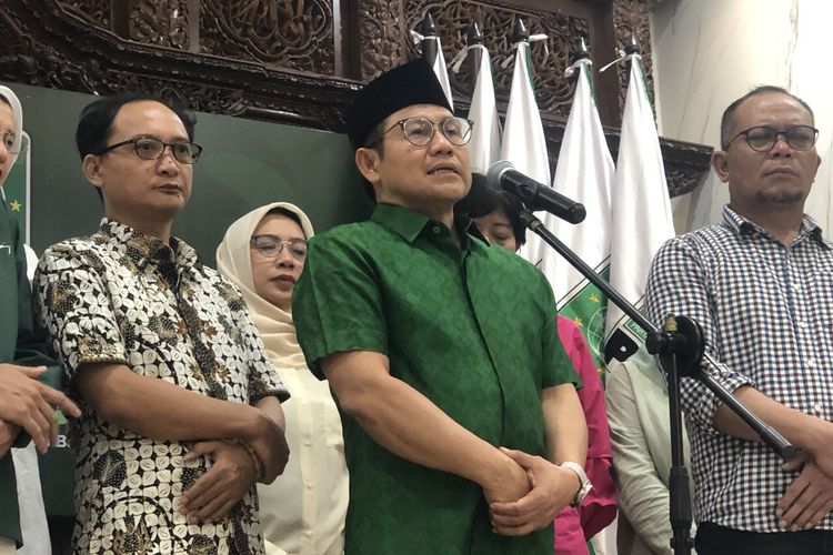 Cawapres nomor urut 1 sekaligus Ketua Umum PKB Muhaimin Iskandar di Kantor DPP PKB, Senen, Jakarta, Senin (22/4/2024) malam. 