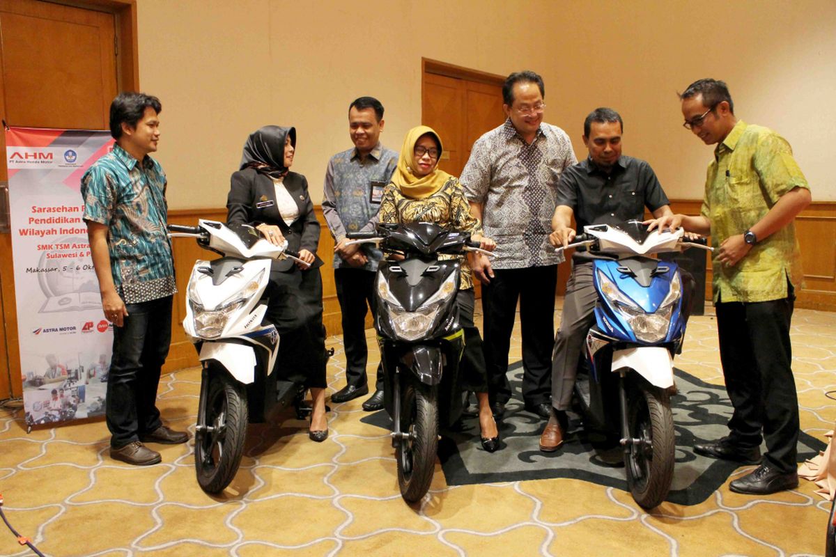 Tiga SMK TSM Astra Honda menerima bantuan unit sepeda motor dari AHM.  