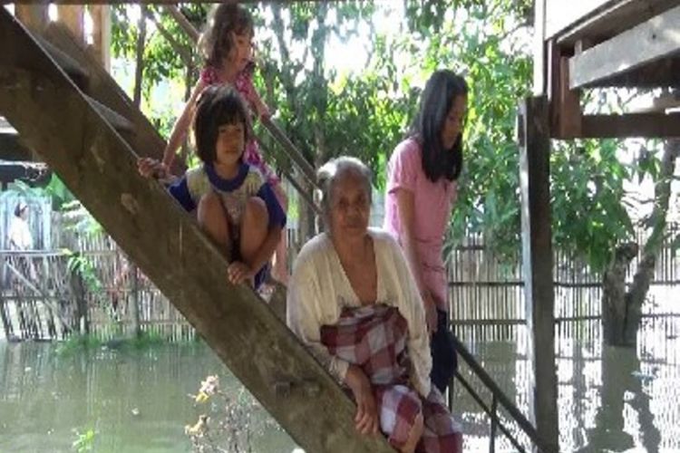 Diguyur hujan tak lebh dari satu jam, sejumlah kawasan pemukiman di kota Polewali mandar langsung banjir. warga di lingkungan Tanro barat, kelurahan Polewali, Polewali Mandar ini misalnya langsung tergenang banjuir setelah diguyur hujan Minggu (8/10)