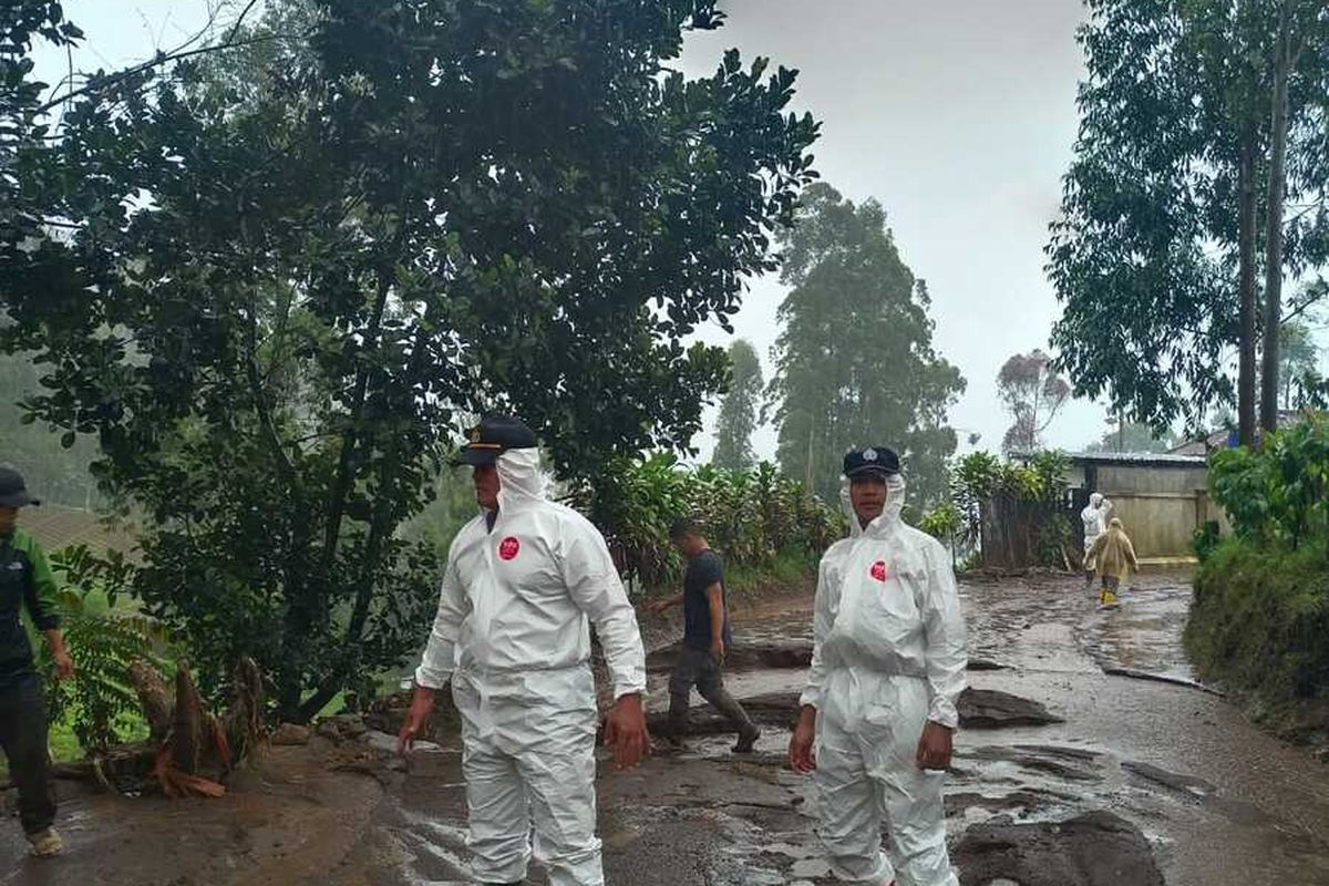 Hujan deras yang melanda wilayah, Kabupaten Bandung dan sekitarnya, menyebabkan banjir bandang di Jalan Raya Kertasari - Pacet, Kabupaten Bandung, Jawa barat. Banjir mengakibatkan terputusnya akses jalan baik menuju Kertasari atau Pacet. Tak hanya itu, akibat banjir bandang tersebut sejumlah kendaraan roda dua terbawa arus.
