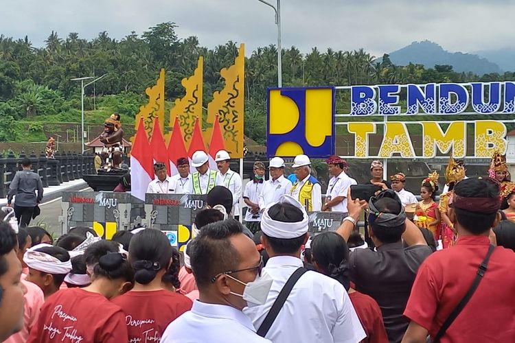 Presiden Joko Widodo memberikan sambutan sebelum meresmikan Bendungan Tamblang di Kecamatan Sawan, Kabupaten Buleleng, Provinsi Bali, Kamis (2/12/2023) pagi. 