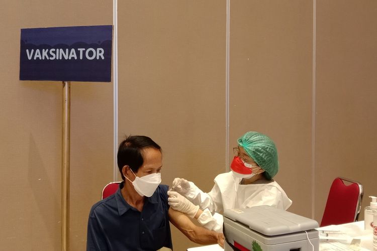 Seorang warga lansia tengah mendapatkan vaksin booster yang diselenggarakan Dinas Kesehatan (Dinkes) Kota Bandung bekerjasama dengan Masyarakat Tionghoa Peduli. Gelaran vaksin massal yang digelar di Ballroom Sudirman, Rabu (26/1/2022),