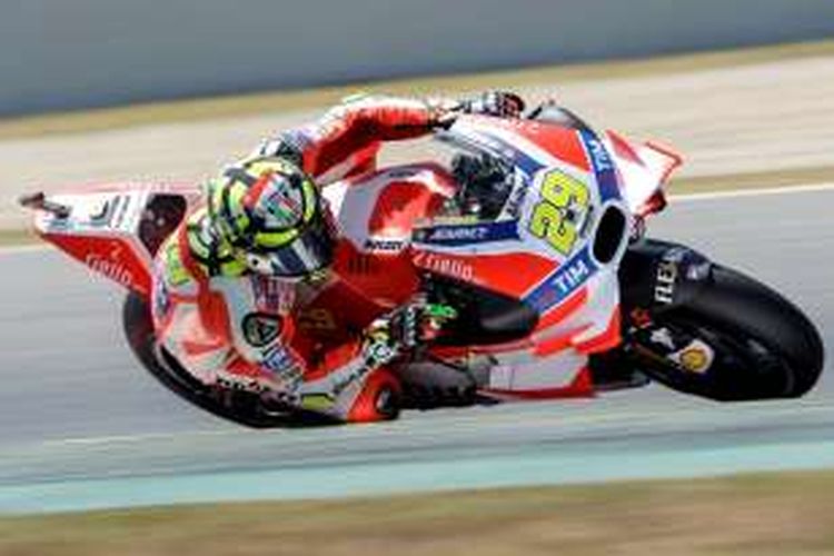 Pebalap Ducati asal Italia, Andrea Iannone, memacu motornya pada sesi latihan bebas kedua GP Cataluanya di Sirkuit de Barcelona-Catalunya, Jumat (3/6/2016).