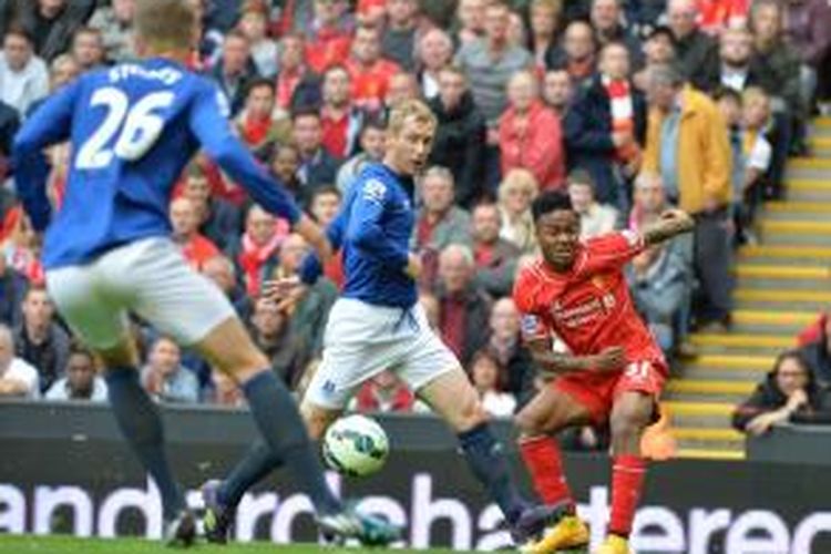 Aksi gelandang Liverpool, Raheem Sterling saat melawan Everton pada pertandingan lanjutan Premier League di Anfield, Sabtu (27/9/2014).  