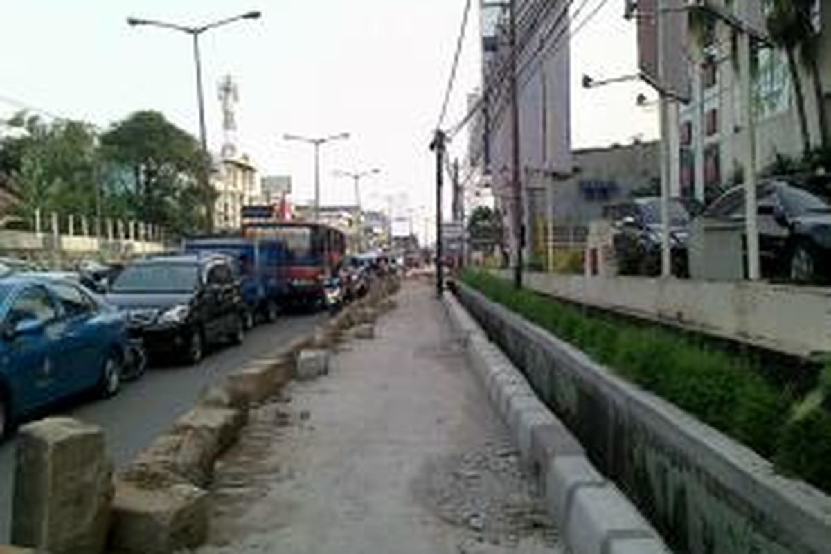 Jalan di depan RS Fatmawati, Jakarta Selatan, Senin (9/9/2013), dilebarkan untuk menyokong pembangunan mass rapid transit (MRT).