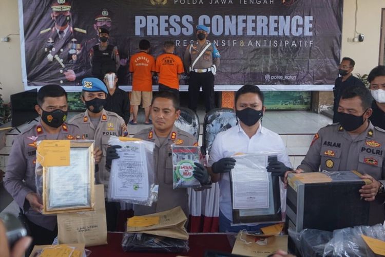 Kapolres Klaten AKBP Eko Prasetyo dan Kasat Reskrim Polres Klaten AKP Guruh Bagus Eddy Suryana beserta jajaran menunjukkan barang bukti yang diamankan dari kantor Khilafatul Muslimin dalam konferensi pers di Mapolres Klaten, Jawa Tengah, Jumat (10/6/2022).