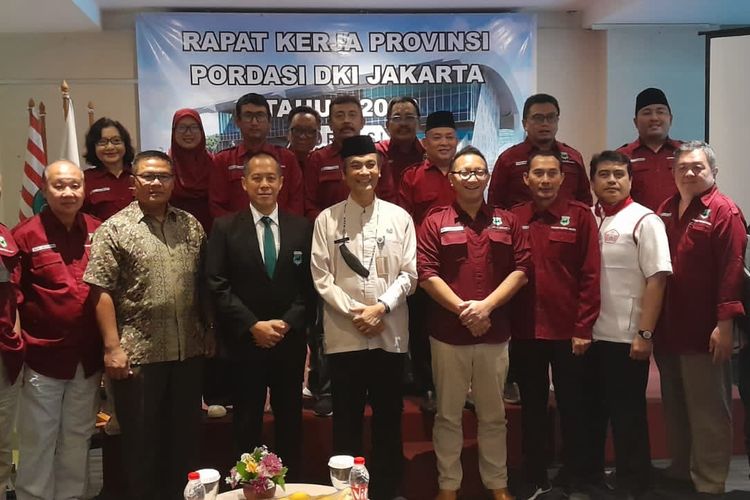 Seluruh Pengurus dan panitia berfoto bersama usai Rakerprov Pordasi DKI Jakarta.
