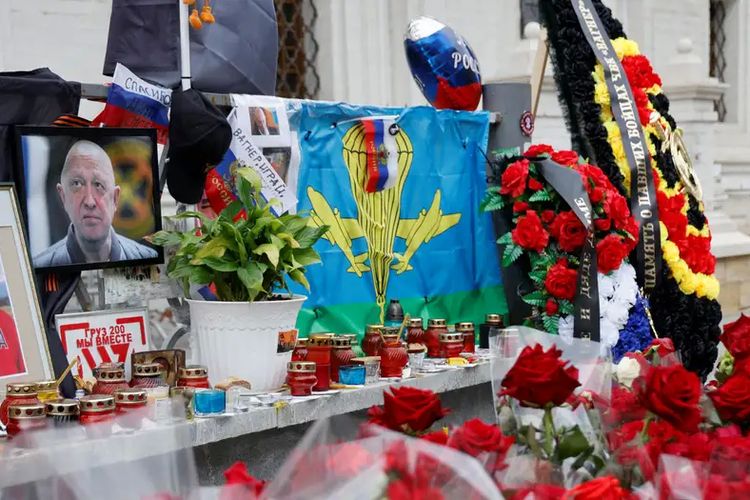 Karangan bunga di Moskwa memperingati Yevgeny Prigozhin yang tewas karena pesawatnya meledak dan jatuh di Rusia.
