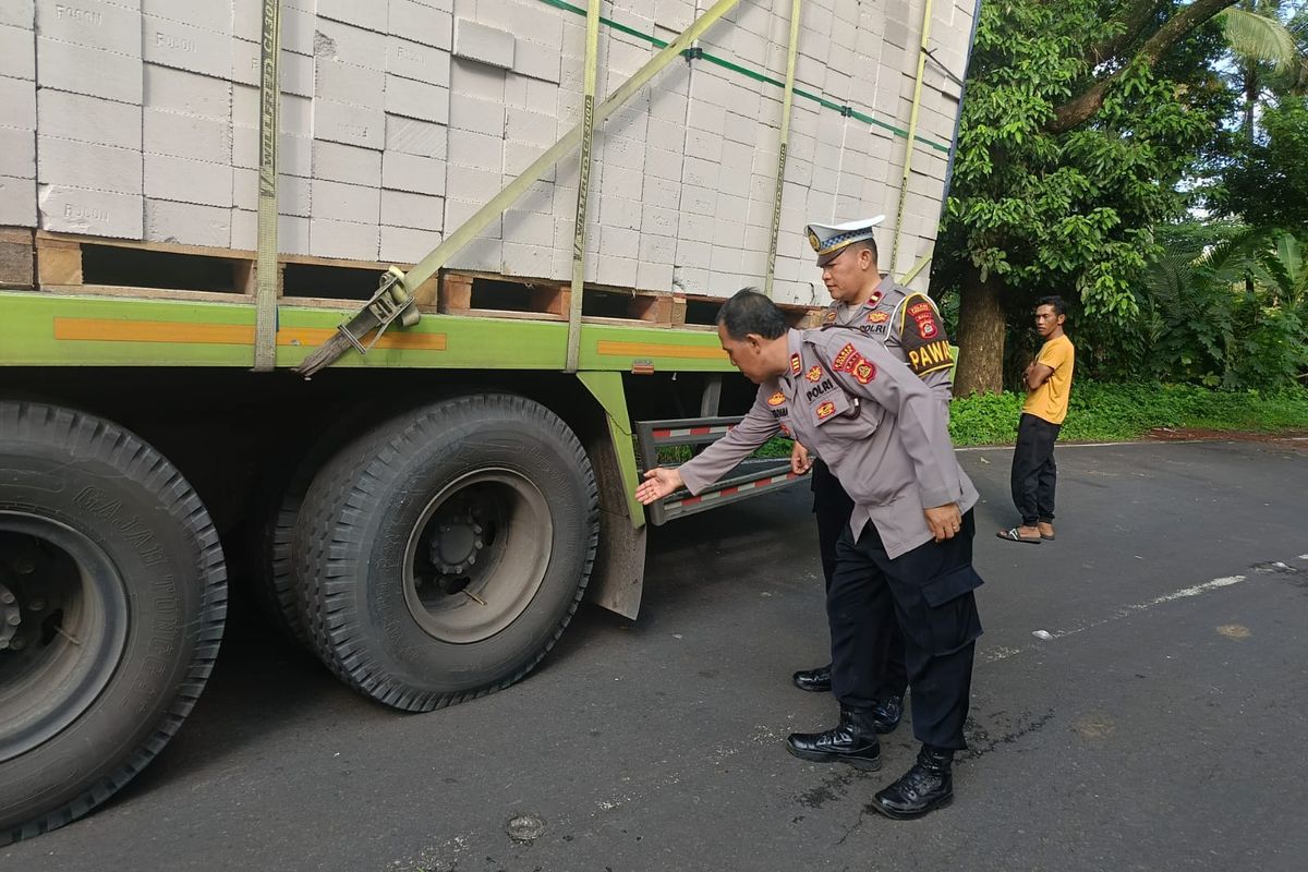 Polisi menunjukkan lokasi kejadian kecelakaan menewaskan seorang pengendara motor di Jalan Denpasar - Gilimanuk, Kabupaten Tabanan, Provinsi Bali, Selasa (25/2/2025).