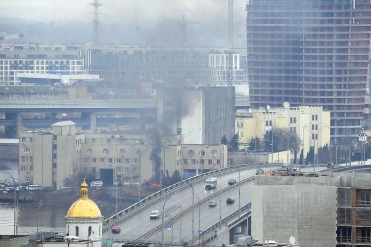 Asap dan api membubung di dekat sebuah gedung militer setelah serangan Rusia di Kiev, Ukraina, Kamis (24/2/2022). Pasukan Rusia telah meluncurkan serangan ke Ukraina sejak Kamis.