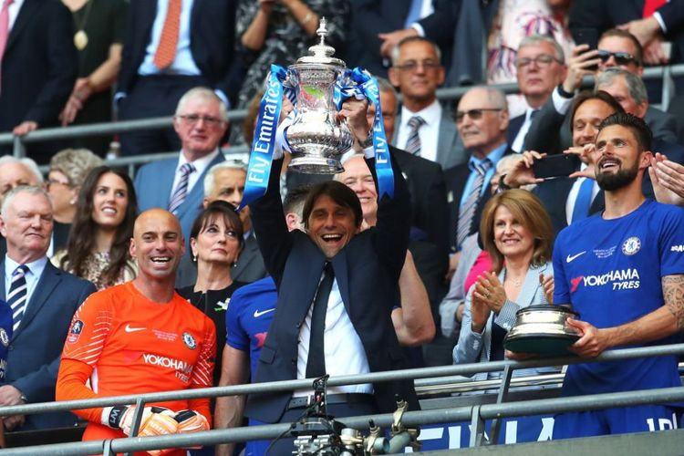 Pelatih Chelsea, Antonio Conte, mengangkat trofi Piala FA setelah memenangkan final Piala FA melawan Manchester United di Stadion Wembley, Sabtu (19/5/2018).