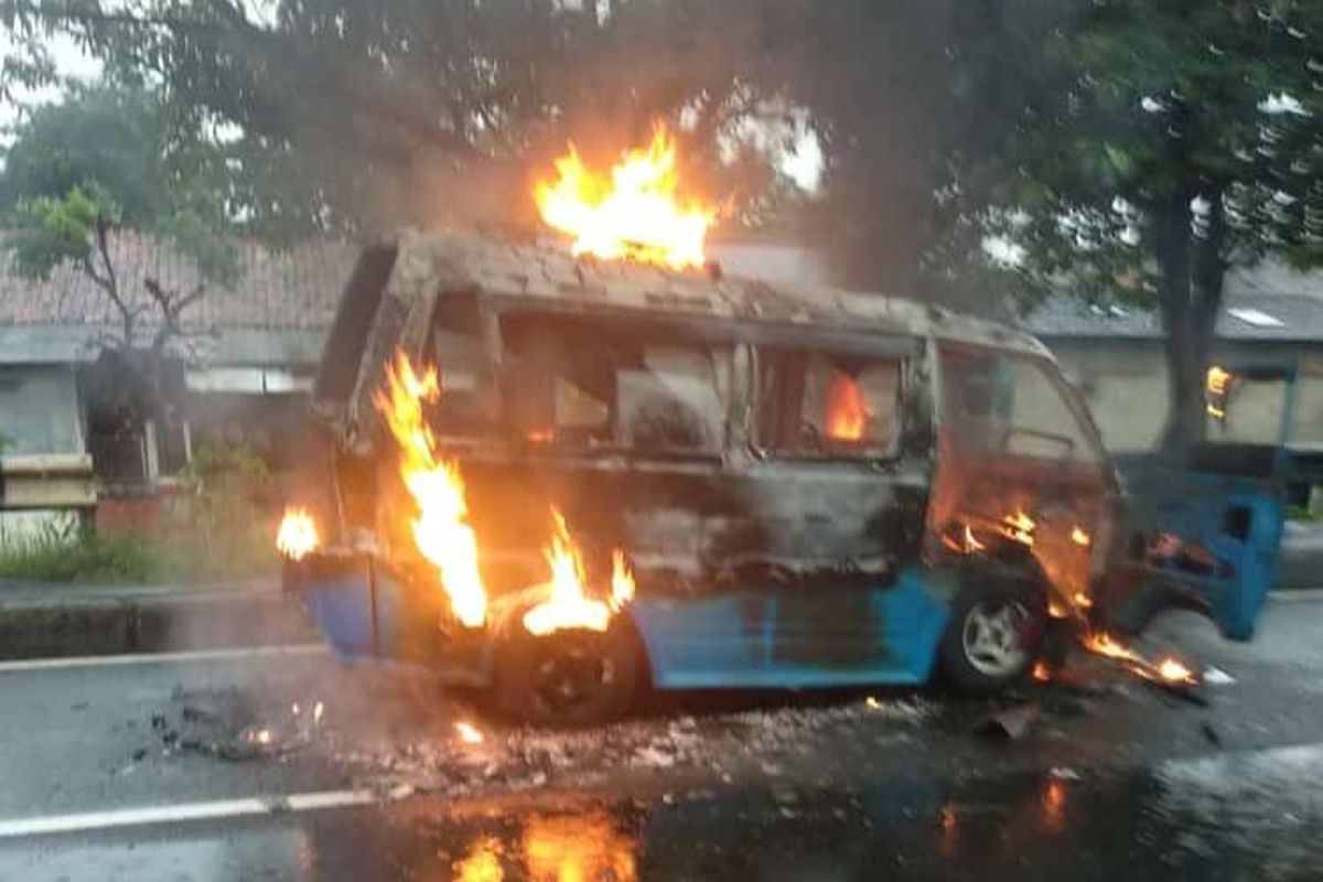 Kondisi angkot 41 Jurusan Kampung Rambutan-Cibinong, terbakar di Jalan Raya Bogor pada Kamis (13/10/2022). (Dokumen:Damkar Depok)