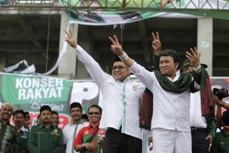 Ketua Umum Partai Kebangkitan Bangsa (PKB), Muhaimin Iskandar bersama raja dangdut H Rhoma Irama yang menjadi juru kampanye nasional Partai Kebangkitan Bangsa (PKB), menyapa para pendukung Partai PKB saat pembukaan kampaye perdana partai tersebut di halaman Gedung Islamic Center Lampeuneurut, Aceh Besar, Minggu (16/3/2014).  