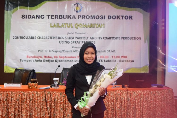 Lailatul Qomariyah, mahasiswa doktoral ITS Surabaya yang baru menyelesaikan sidang terbuka disertasinya tentang pemanfaatan aplikasi silika solar sel. Laila mampu menyelesaikan studi S2 ke S3 hanya dalam jangka waktu tiga tahun.