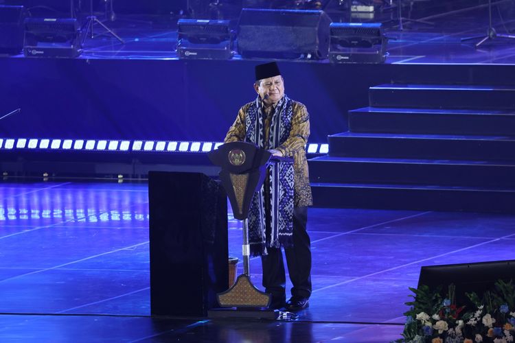 Presiden Prabowo Subianto menyampaikan pidato dalam Perayaan Natal Nasional 2024 yang digelar di Indonesia Arena, Kompleks Gelora Bung Karno (GBK), Jakarta, Sabtu (28/12/2024) malam. Dalam pidatonya, Presiden mengajak masyarakat untuk menjaga kerukunan, persatuan, dan kedamaian di tengah keberagaman bangsa. 