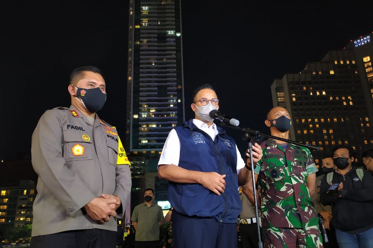 Gubernur DKI Jakarta Anies Baswedan memantau salah satu lokasi Crowd Free Night (CFN) di Jalan Jenderal Sudirman Thamrin, Jakarta Pusat, beberapa menit sebelum tahun baru 2022.