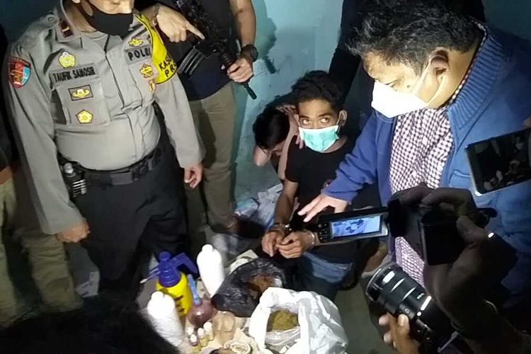 Kapolres Cimahi AKBP M Yoris Maulana Marzuki tengah memperlihatkan barang bukti tembakau sintetis di rumah kontrakan yang jadi pabrik tembakau sintetis di Cimahi Bandung, Senin (1/06/2020). 