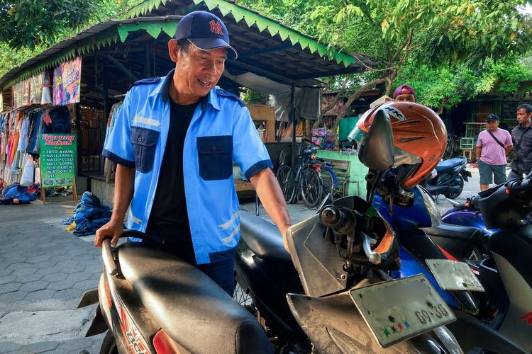 Bukan Hanya Berobat, JKN Jaga Asa Dua Juru Parkir Surakarta Tetap Bekerja di Usia Senja
