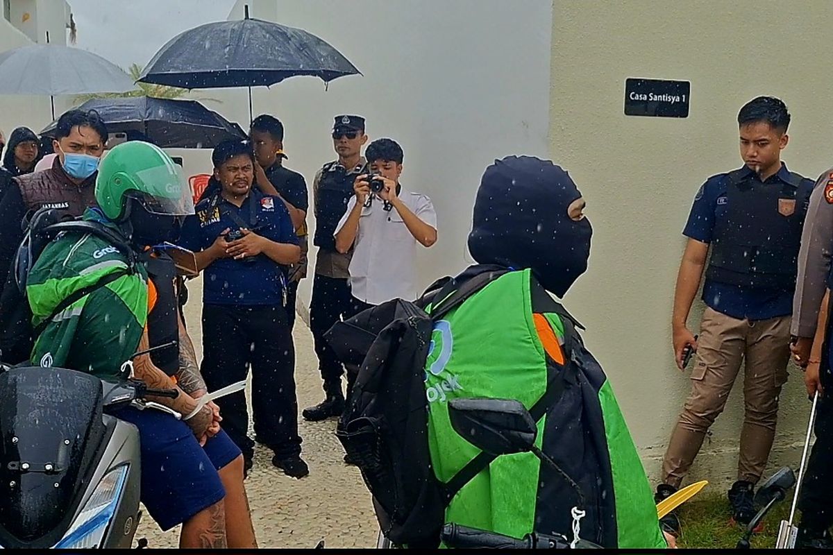 MC alias Coskun (22), dan TPM alias Topou (27), saat reka ulang adegan aksi penembakan terhadap dua WNA Australia di vila Desa Munggu, Kecamatan Mengwi, Kabupaten Badung, Bali, Rabu (30/7/2025).