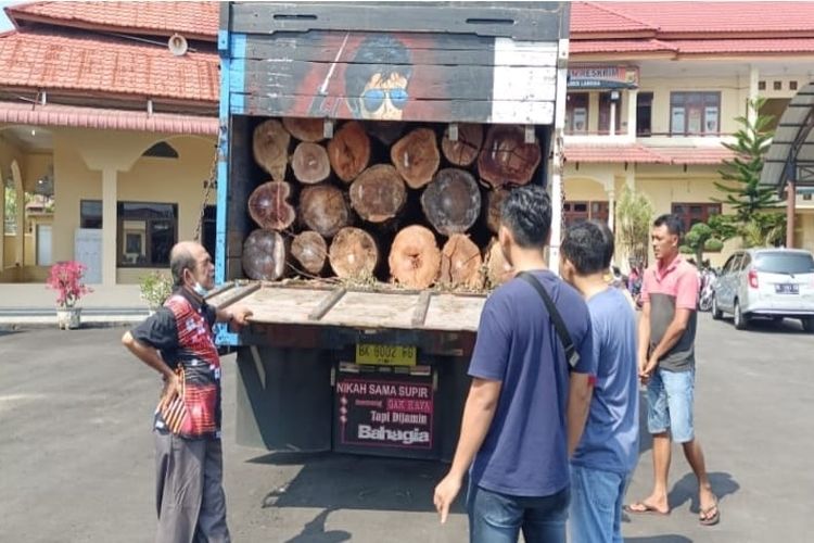 Tim reserse Polres Langsa, Provinsi Aceh menangkap satu tronton berisi kayu glondongan di depan Mapolres Langsa, Jumat (19/8/2022).