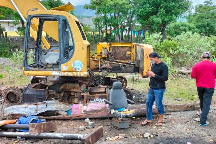 Salah satu ekskavator milik salah satu perusahaan swasta di Palu, Sulawesi Tengah, yang sudah dipreteli untuk dijual komponennya sebagai besi kiloan, Kamis (8/4/2022).