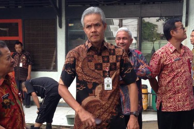 Gubernur Ganjar Pranowo seusai mengajar di SMK Jateng di Semarang, Kamis (8/12/2016)