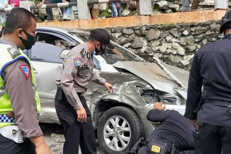 Kecelakaan beruntun di Lembah Anai yang melibatkan 10 kendaraan roda empat menyebabkan 12 penumpang dilarikan ke RS, Rabu (30/12/2020)
